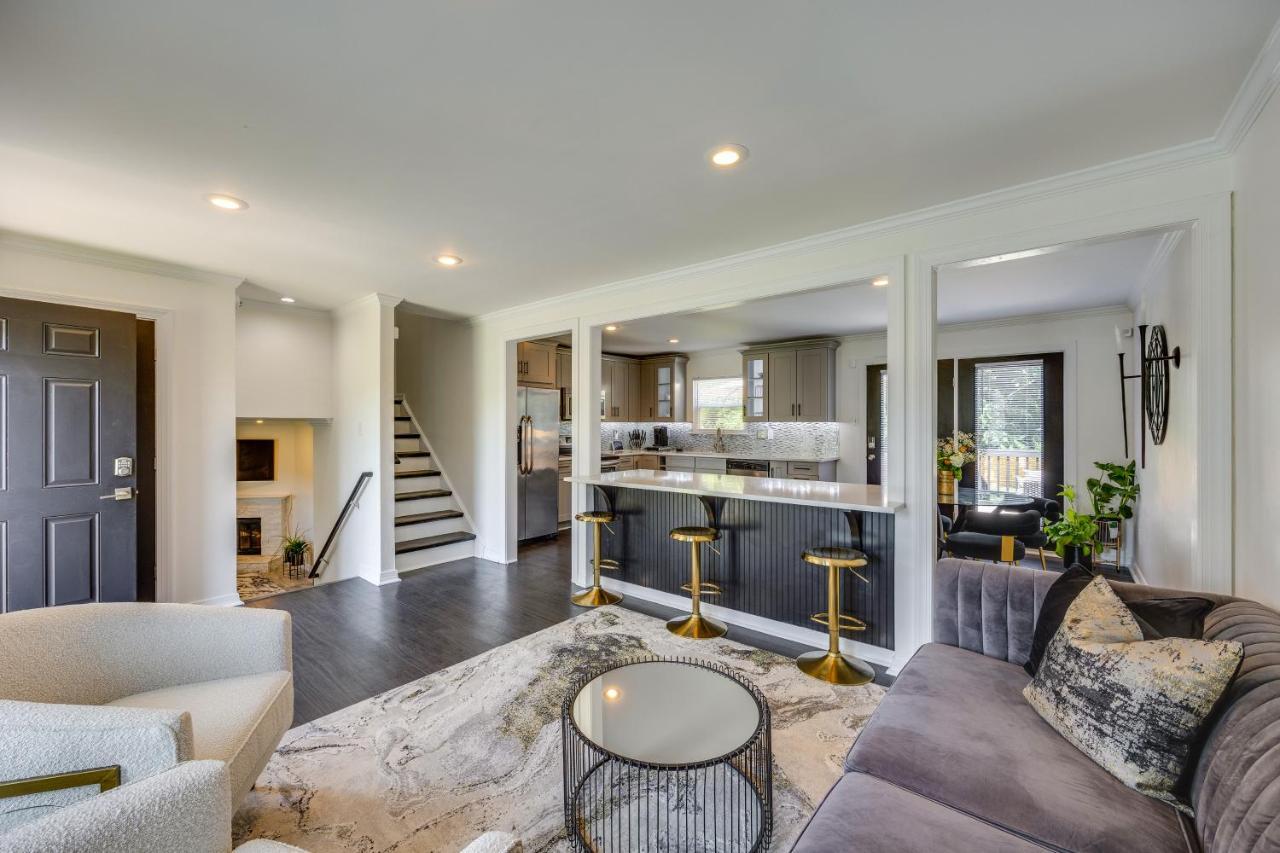Modern With Deck, Close To Downtown! Holiday home