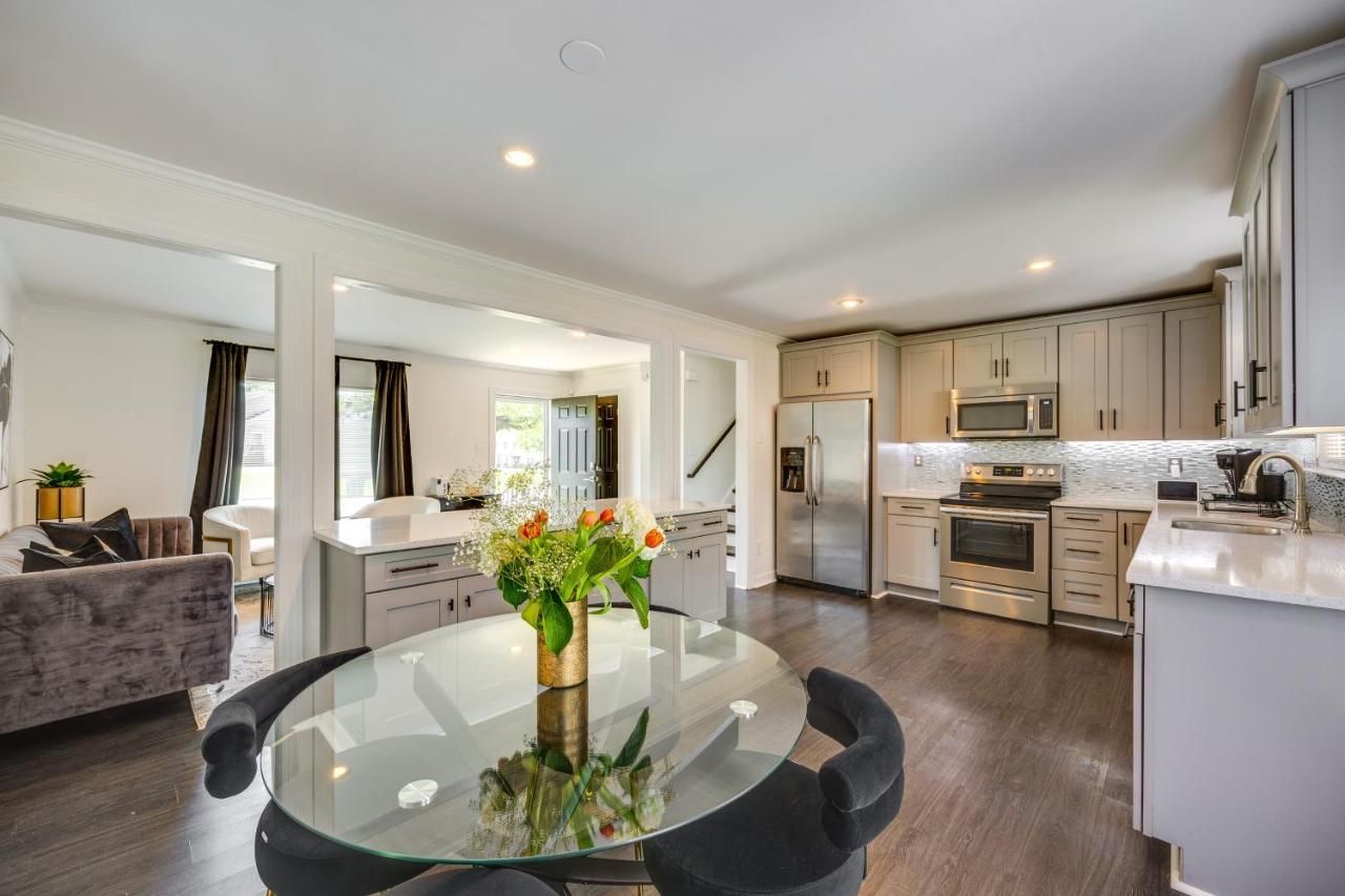 Modern With Deck, Close To Downtown! Holiday home
