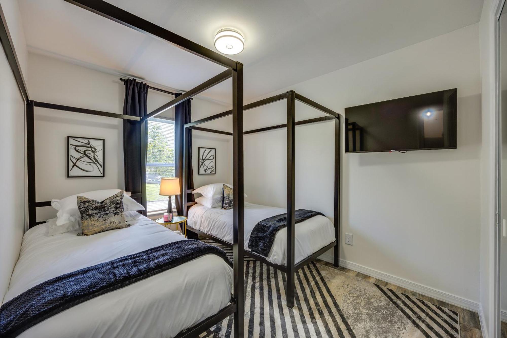 Modern With Deck, Close To Downtown!