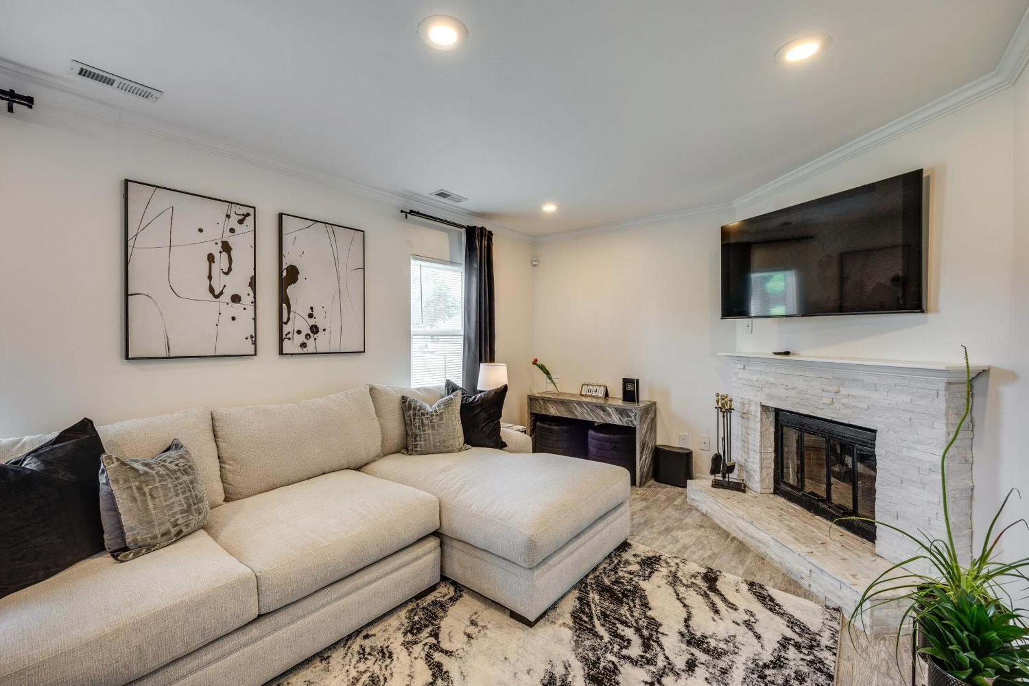 Modern With Deck, Close To Downtown! Holiday home