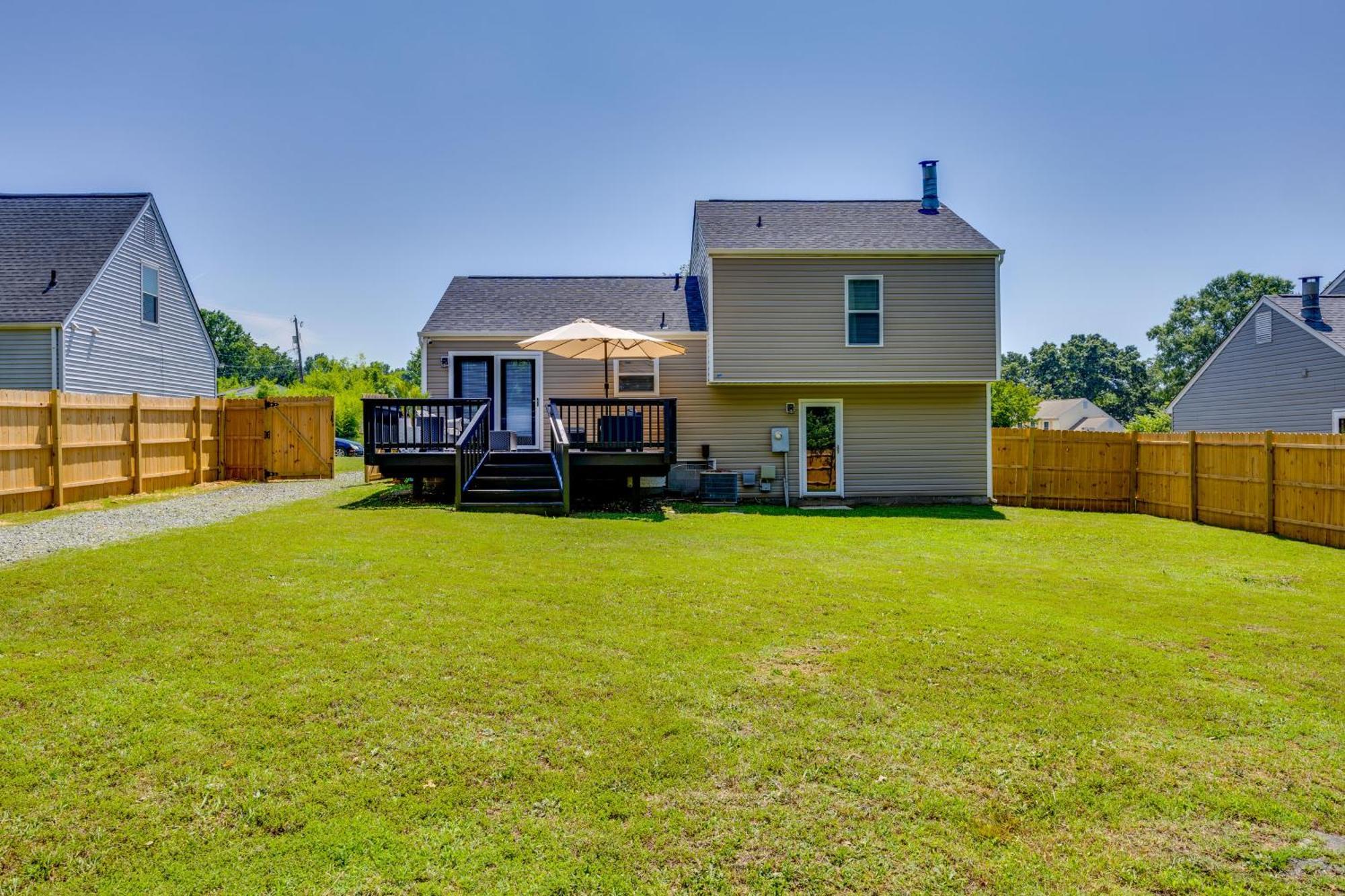 Modern With Deck, Close To Downtown! Holiday home