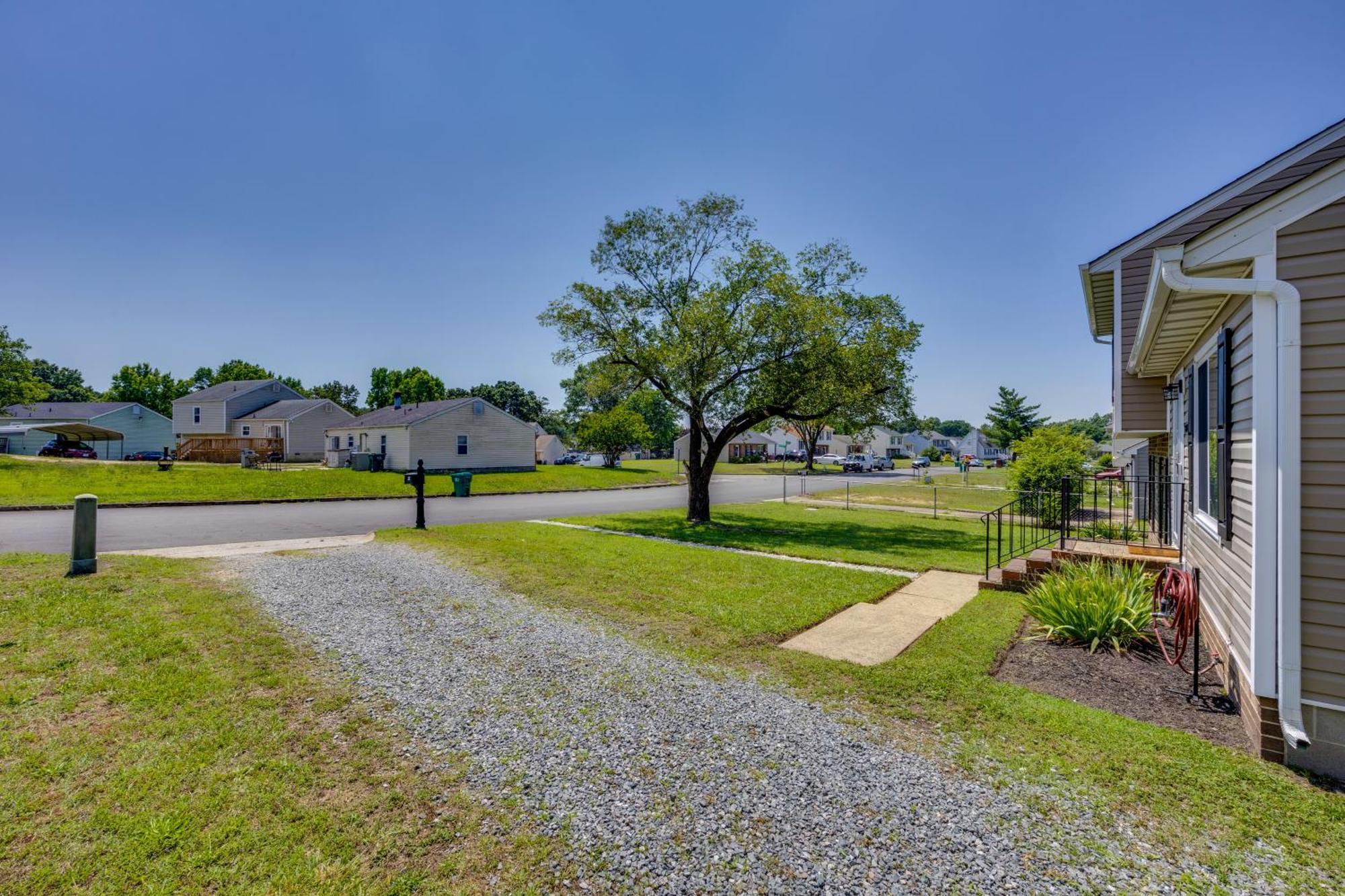Holiday home Modern With Deck, Close To Downtown!