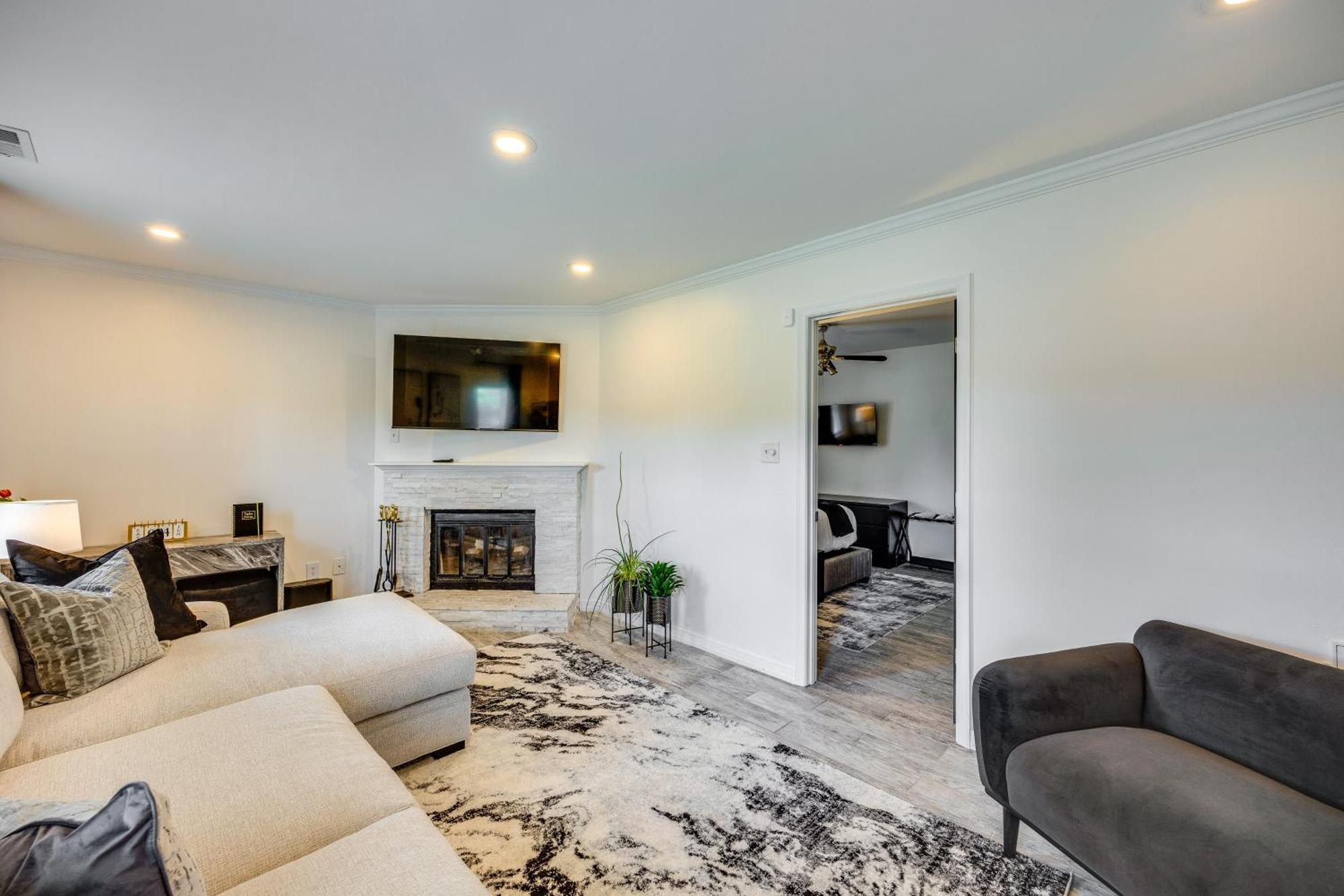 Modern With Deck, Close To Downtown! Holiday home Richmond