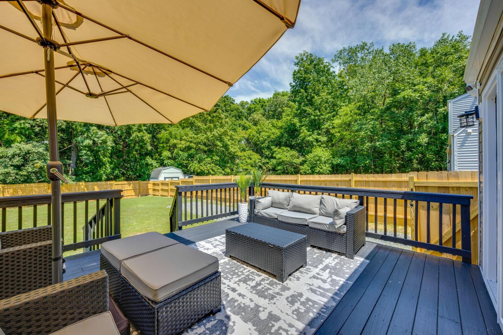 Holiday home Modern With Deck, Close To Downtown!