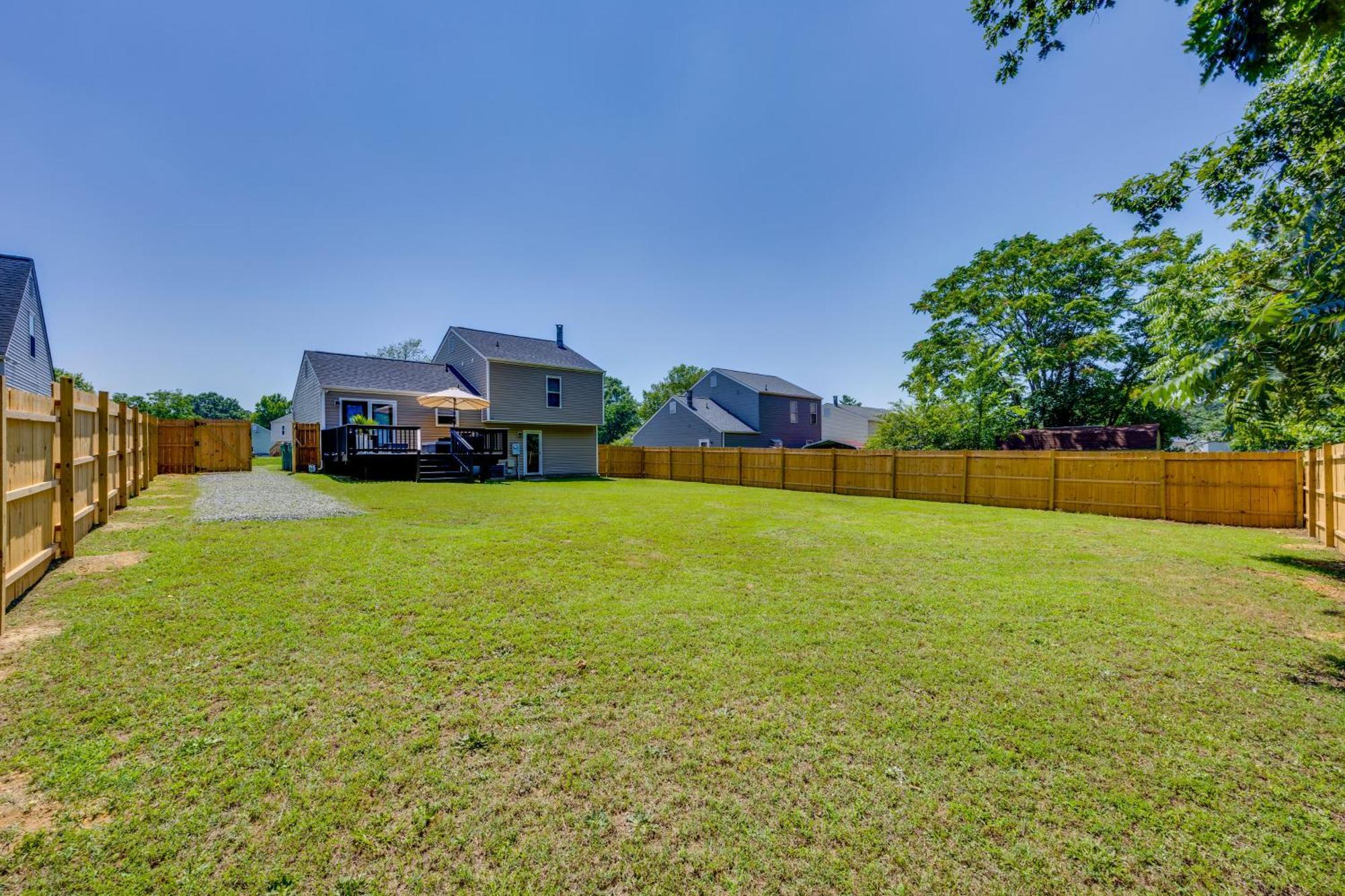 Holiday home Modern With Deck, Close To Downtown!
